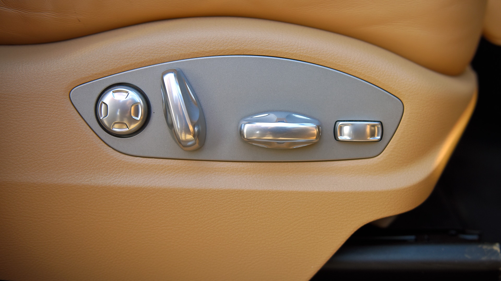 Porsche Macan 2016 R4 Interior